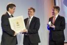 Zastupca OVB Allfinanz Slovensko Jaroslav Vonkomer odovzdáva ocenenie na galavečere Zlatej mince 2013.jpg